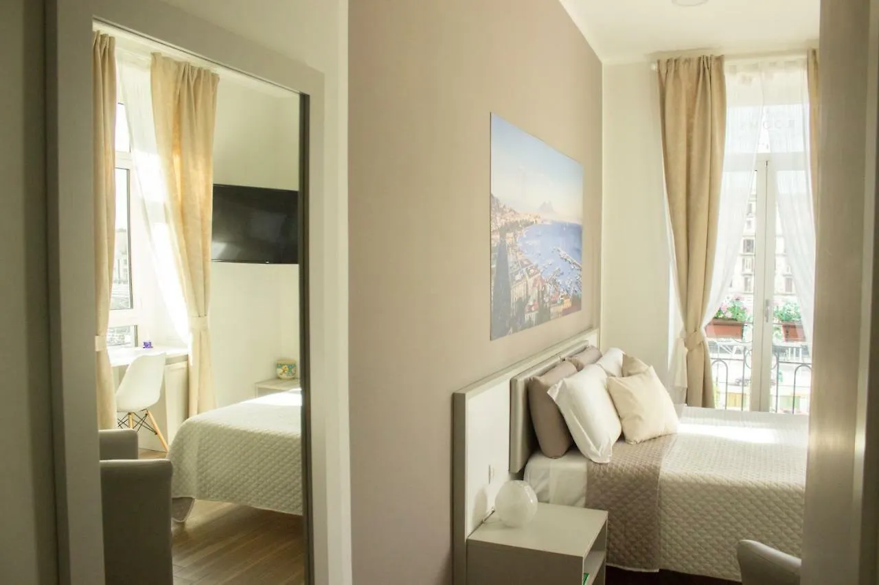 Rooms Stazione Centrale Neapel 4*,